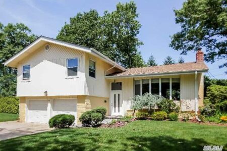 81 Village Dr, Jericho, NY