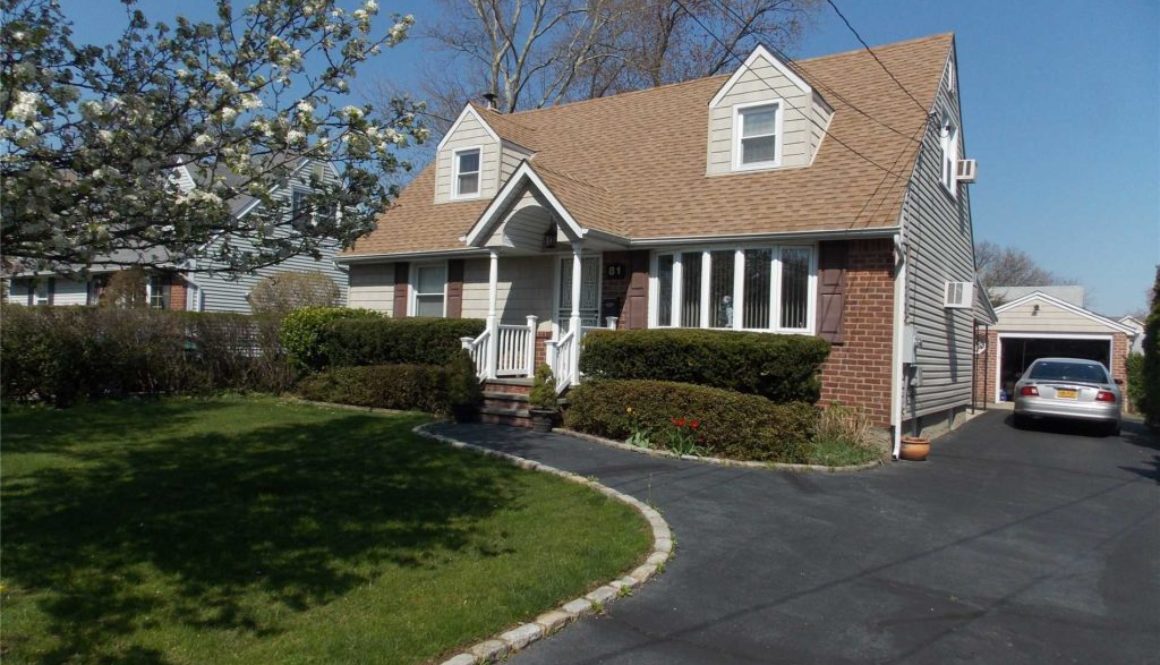 81 Miles Ave, Albertson, NY