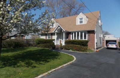81 Miles Ave, Albertson, NY