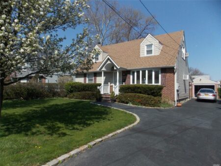 81 Miles Ave, Albertson, NY
