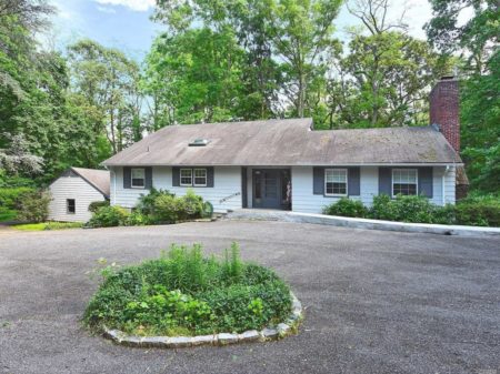 423 Mill River Rd, Oyster Bay, NY