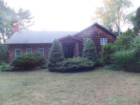 1 Robin Rd, Dix Hills, NY