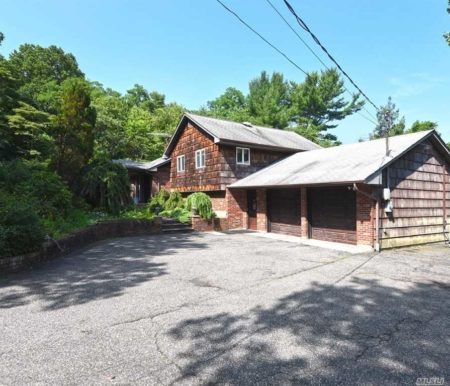 1 Robin Rd, Dix Hills, NY